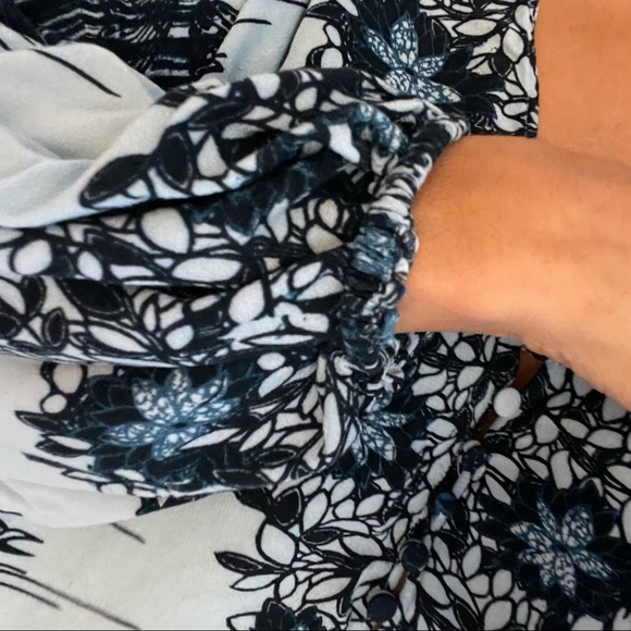 Free People blue & black print V-neck with buttons top size XS - Picture 4 of 9